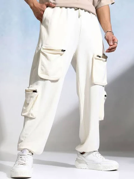 Men’s straight-fit trousers in classic style with a tailored look, comfortable fabric, and versatile wear.